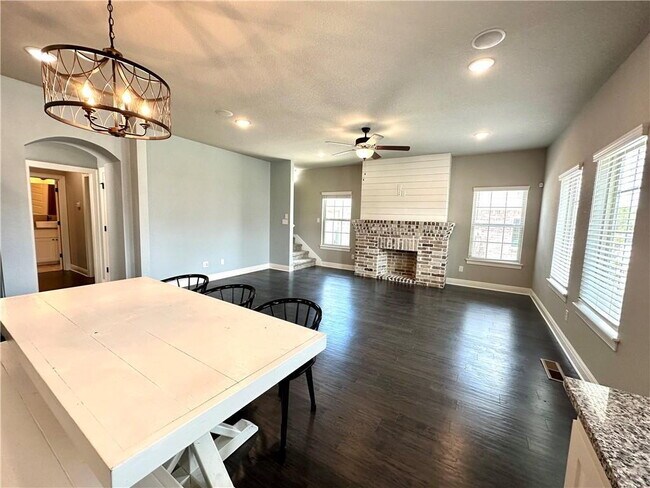 Building Photo - "Charming Fayetteville Home: 3 Bed, 3 Bath, 1709 Sq Ft with Granite & Hardwood Elegance!"