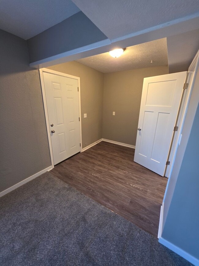 Building Photo - Duplex For Rent! Valley NE