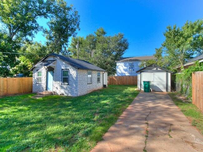 Building Photo - Newly renovated efficancy with fenced yard.