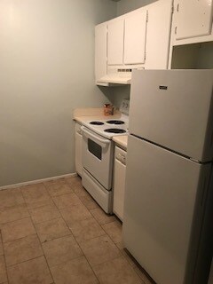 Kitchen with electric stove and refrigerator - 1833 Ryder