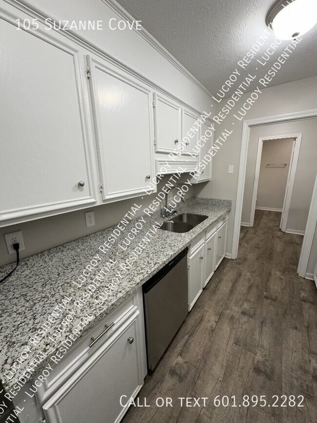 Building Photo - Updated 4-Bedroom Duplex with Fireplace in...