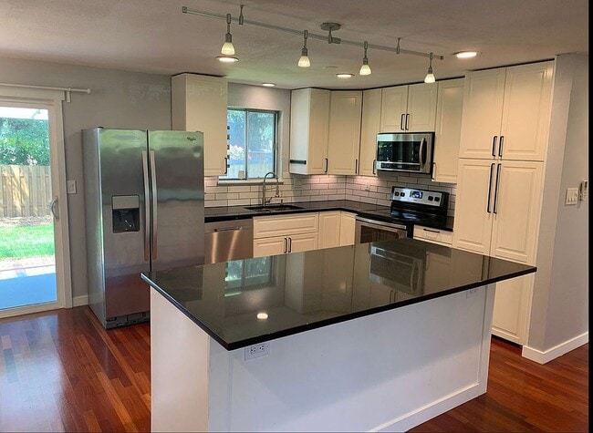 Building Photo - 4902 NE 123rd Ave