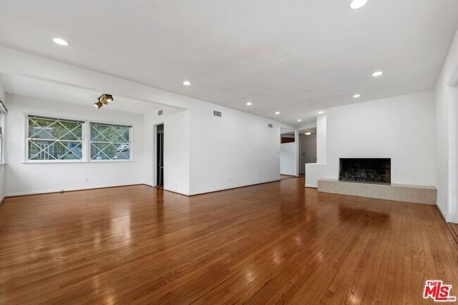 Building Photo - 3640 Meadville Dr
