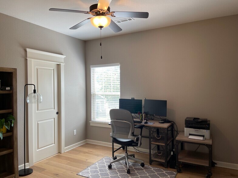 Building Photo - 3810 W Pawnee Rd