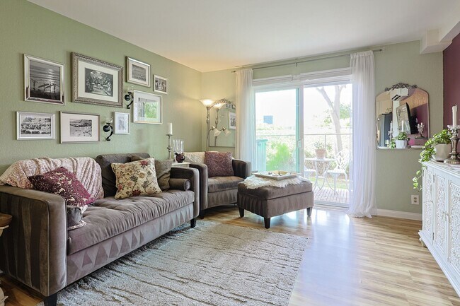 Building Photo - Beautiful 2 Bed, 2 Bath Condo in 62+ Community – Furnished or Unfurnished