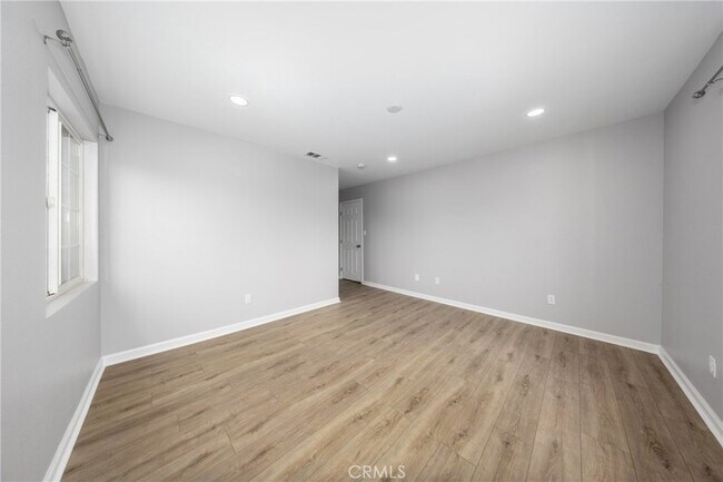 Building Photo - 642 N 6th Ave