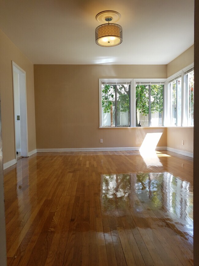 Bright Livingroom - 1465 W 157th St