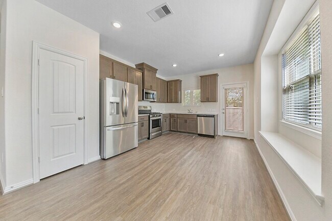 Building Photo - 115 Silver Sky St