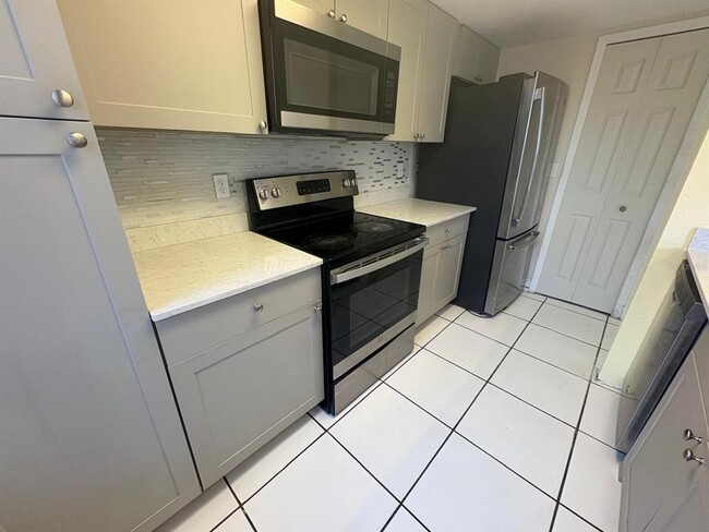Building Photo - 4033 Henley Rd