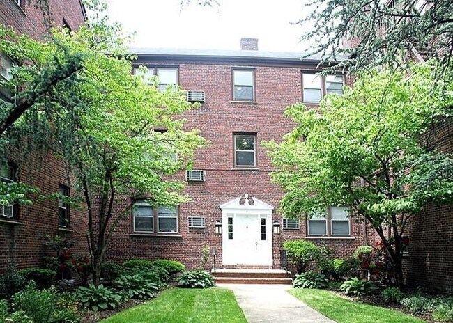 Building Photo - 418 Main St