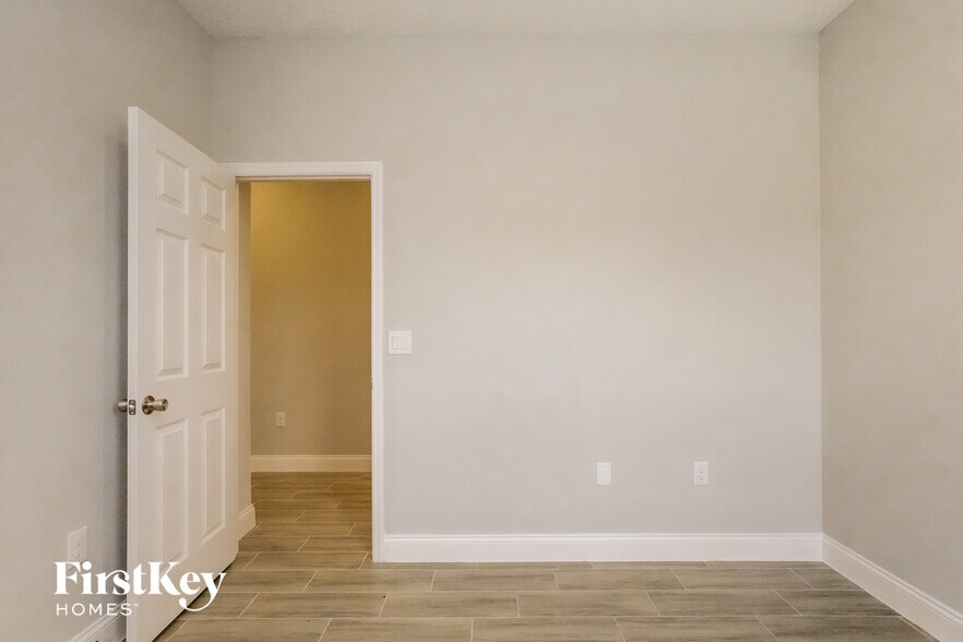 Building Photo - 453 Magpie Ct