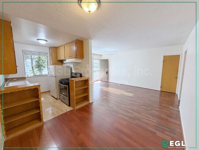 Building Photo - 1755 N Kenmore Ave