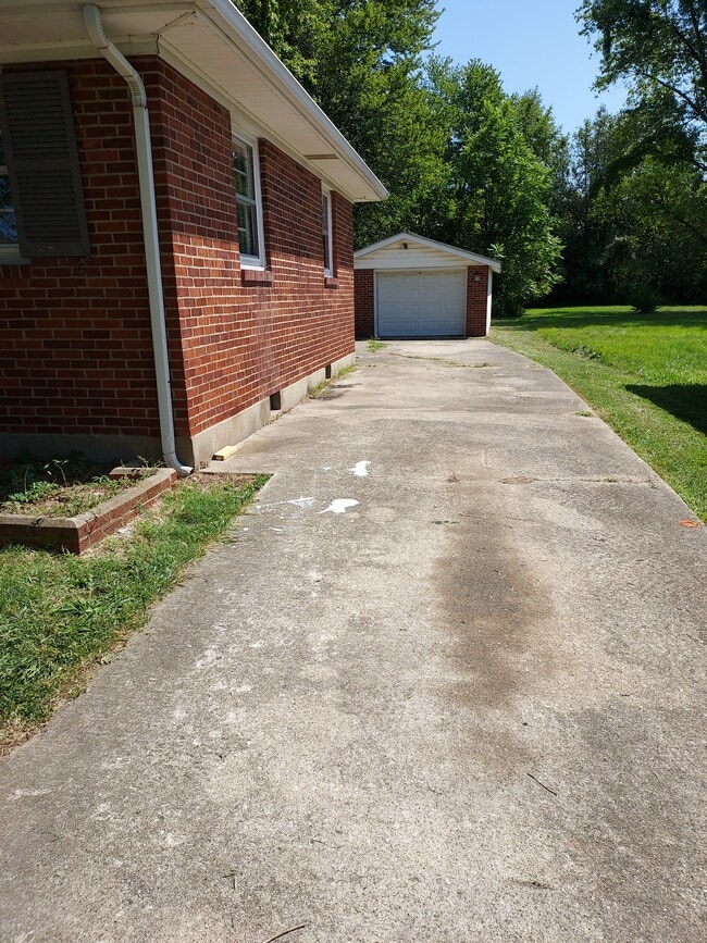 driveway to garage - 6105 Oakdale Ln