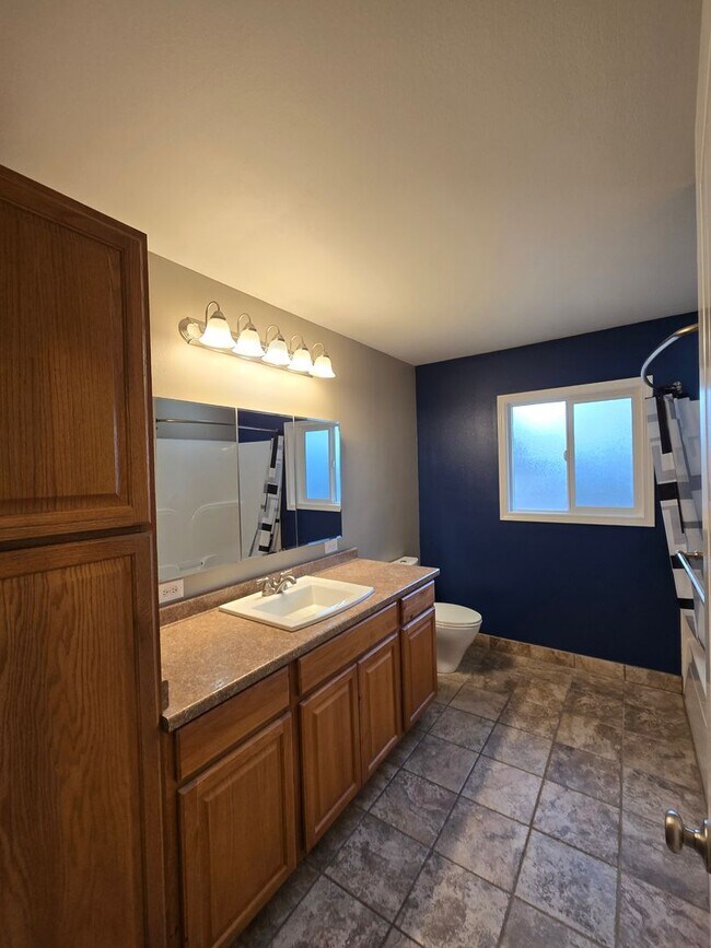 Building Photo - Pet Friendly Single Level 3 Bed 2 Bath Hom...