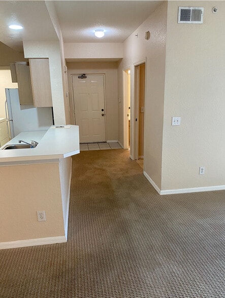 Entrance/ exit hallway - 4670 Saint Croix Ln