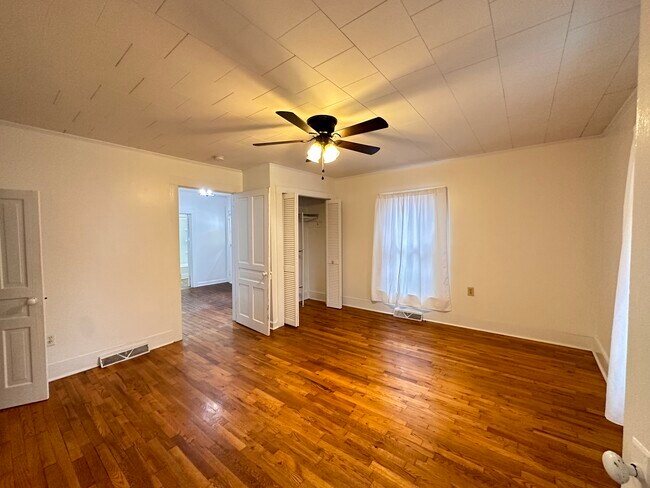 Building Photo - 219 College St