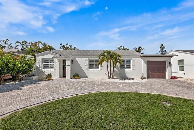 Building Photo - Coastal Luxury Living Just Minutes from Madeira Beach - 3bed | 2 bath