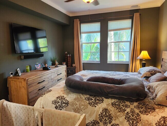 Building Photo - 533 NE 3rd Ave