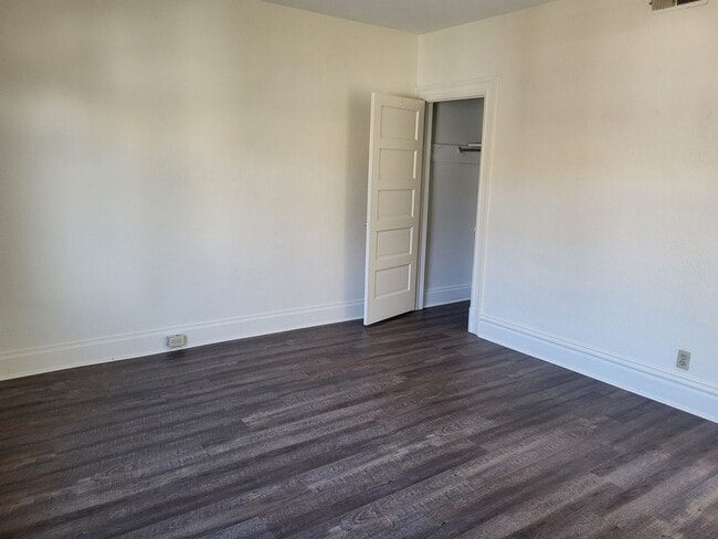 Building Photo - 4 bedroom 2 bath in Mt Washington! Available now!