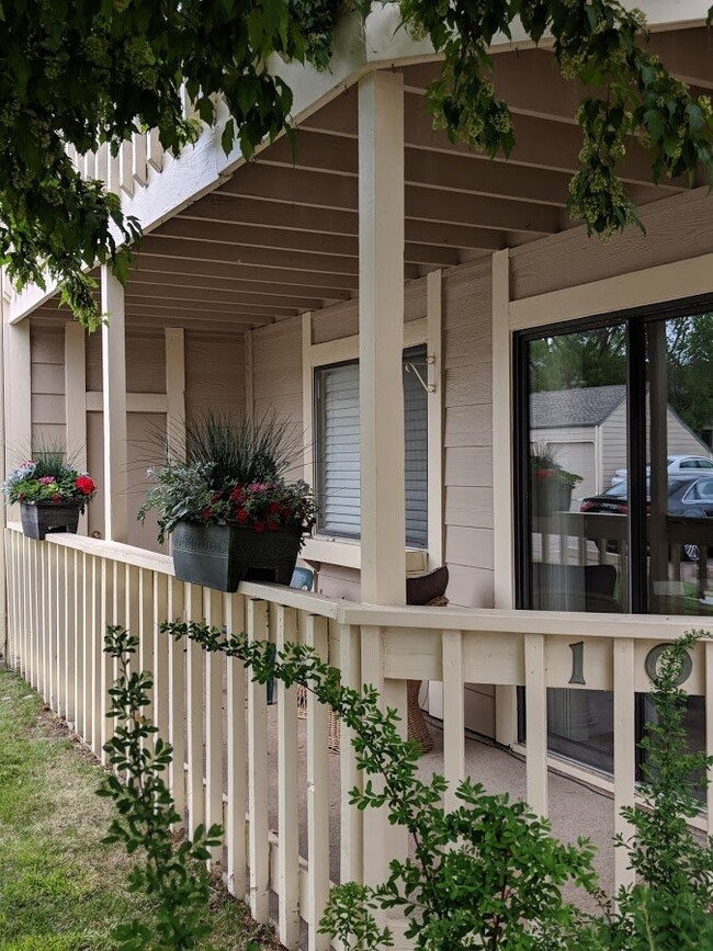 Building Photo - Adorable 1BR/1BA in Lowry Neighborhood! AV...