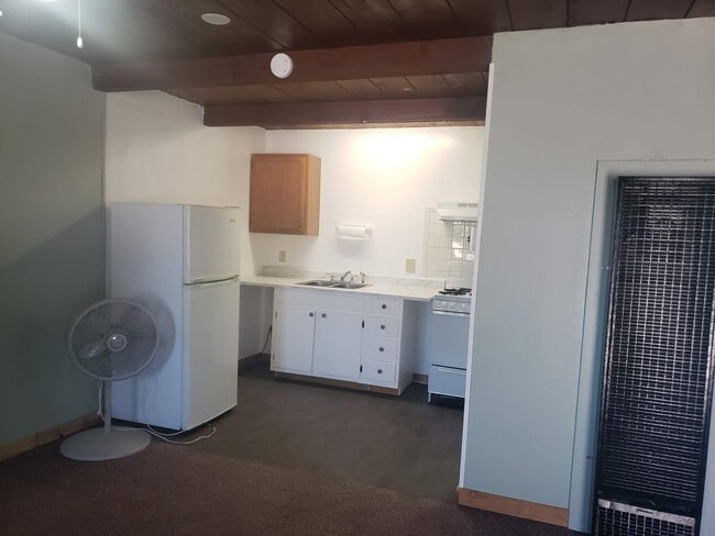 Building Photo - Cozy & Fresh Studio Apartment