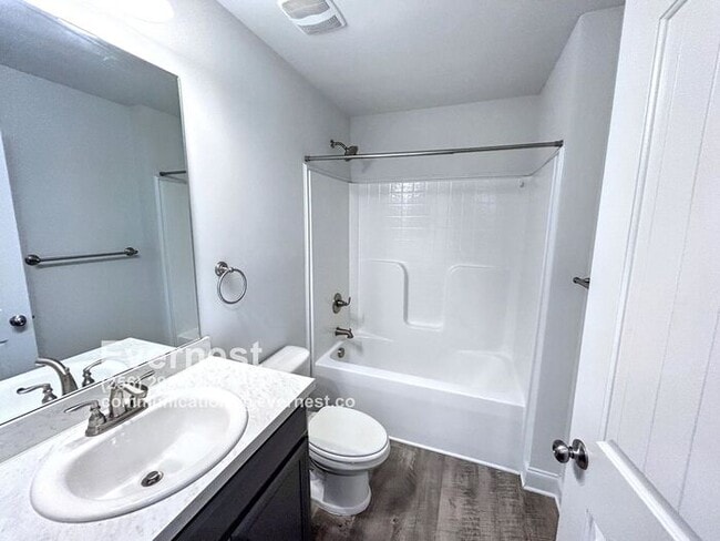 Building Photo - 4-Bedroom, 2-Bathroom Home with Modern App...