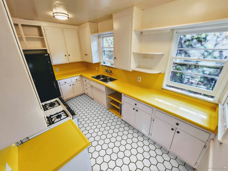 Building Photo - 12914 Rose Ave