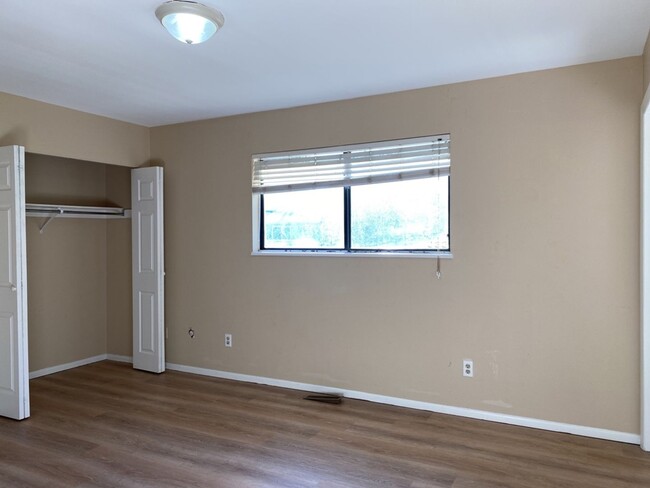 Building Photo - STUDENTS WELCOME! 5 Bedroom 3 Bathroom Bi-...