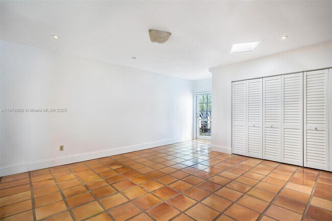 Building Photo - 2120 S Bayshore Dr
