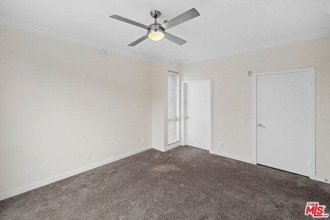 Building Photo - 585 N Rossmore Ave