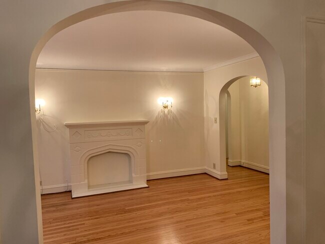Building Photo - 1434 W Thome Ave