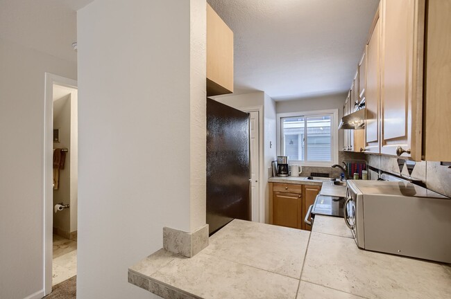 Building Photo - Lovely Downtown 1 BDR/1 BA Boulder Condo