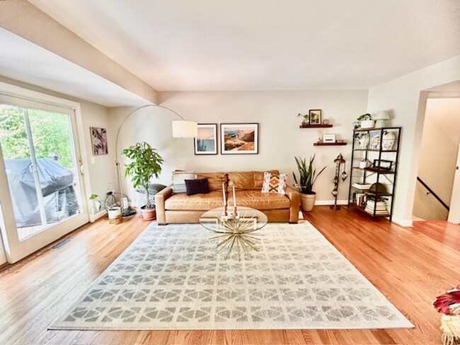 Building Photo - Welcome to this Lovely Home in Reston, VA!