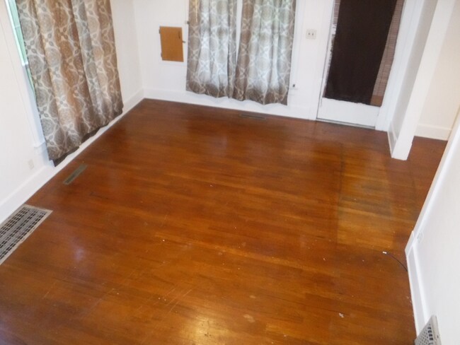 Building Photo - 1320 Trumbull Ave SE