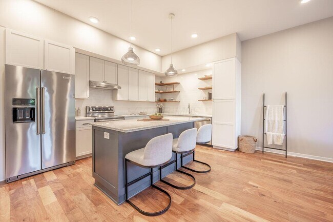 Building Photo - 598 Lathrop St