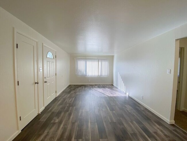 Building Photo - Charming Sparks Duplex - Yard/Garage/AC/1 Pet Friendly