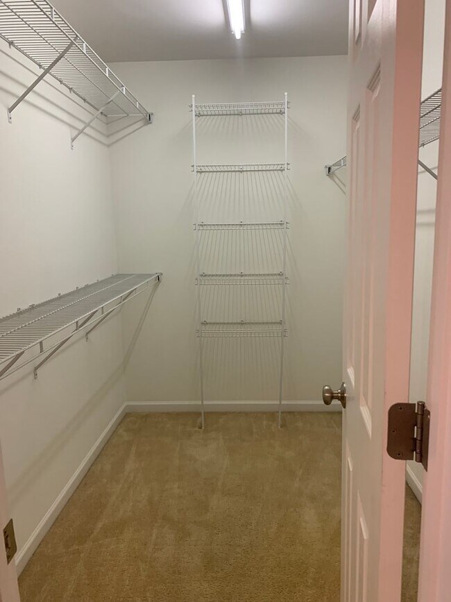 Building Photo - 3 Bedroom Rental on Cul-De-Sac!