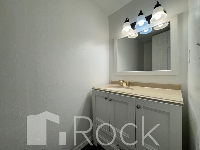 Building Photo - 2 Bedroom Townhome with All Appliances Included!