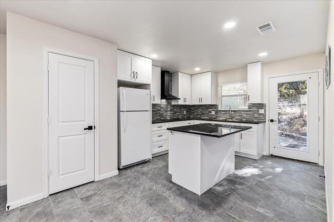 Building Photo - 2505 Pace Bend Rd S