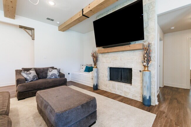 Building Photo - Luxury 4-Bedroom, 3-Bathroom Home in Kelse...