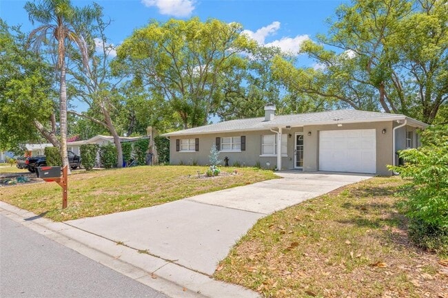 Building Photo - 611 Pinewood Dr