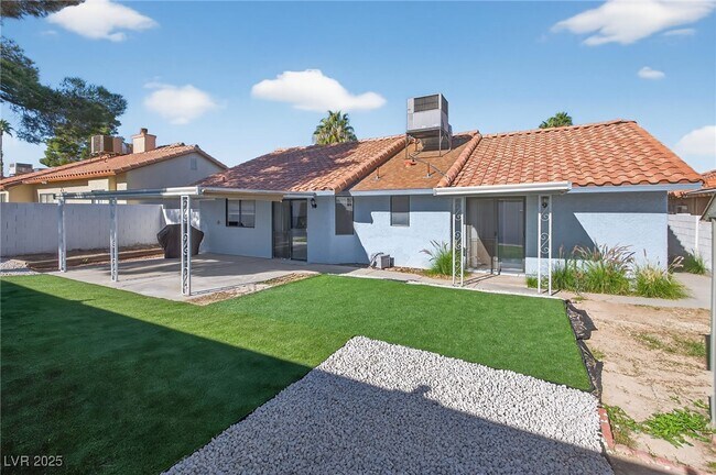 Building Photo - 492 Chelsea Dr