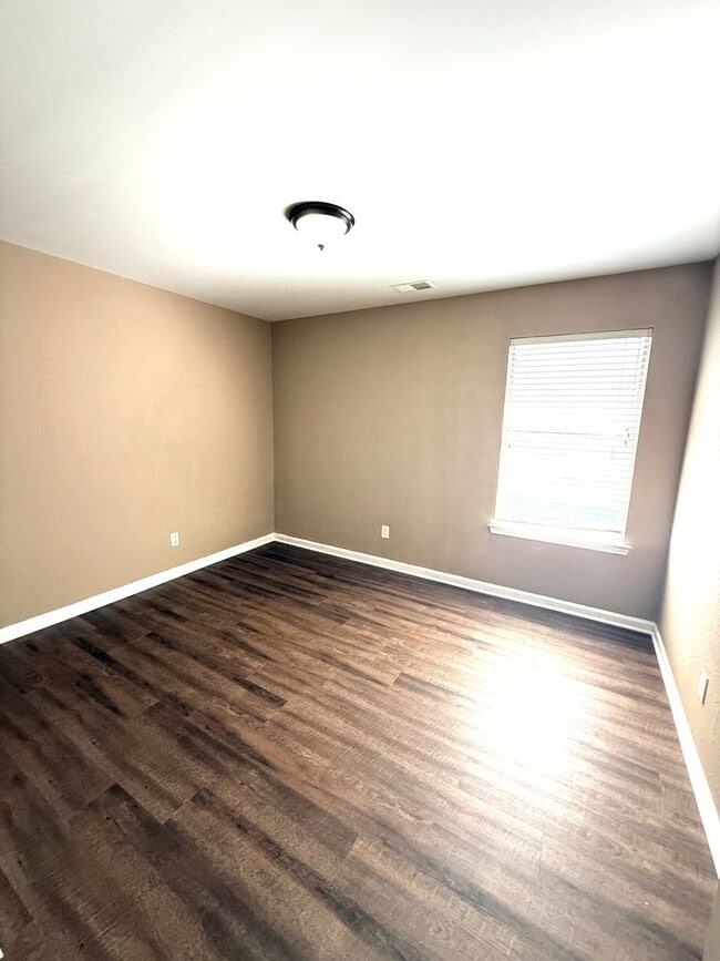 Building Photo - ** 4 Bed 2 Bath located in Park Lake ** Ca...
