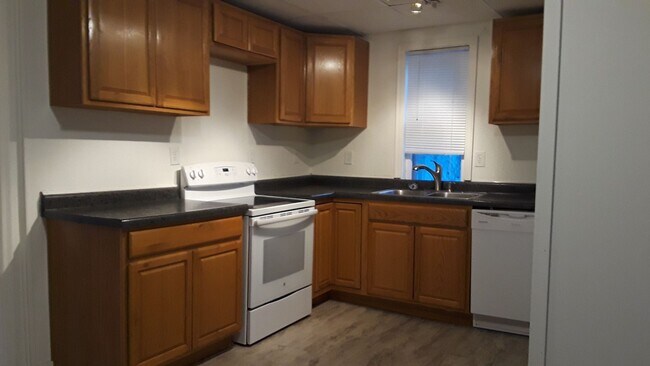 Building Photo - AVAILABLE JULY - 3 BED 1 BATH