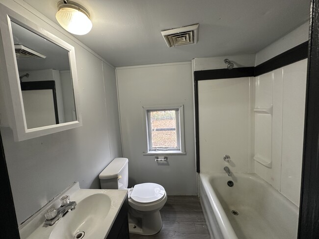 Building Photo - 1206 Martin St