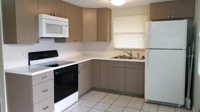 Building Photo - 1600 Cardinal Ln