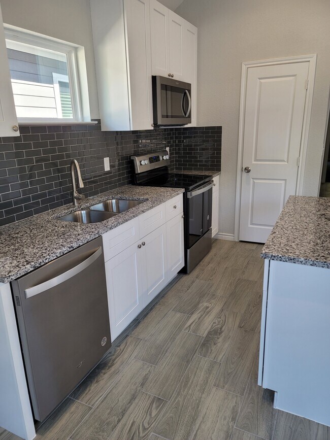 Building Photo - 11750 White Cedar St