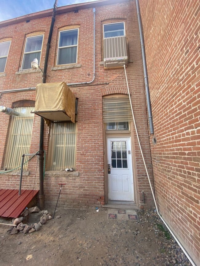 Building Photo - Main Street Upstairs Apartment in Aztec