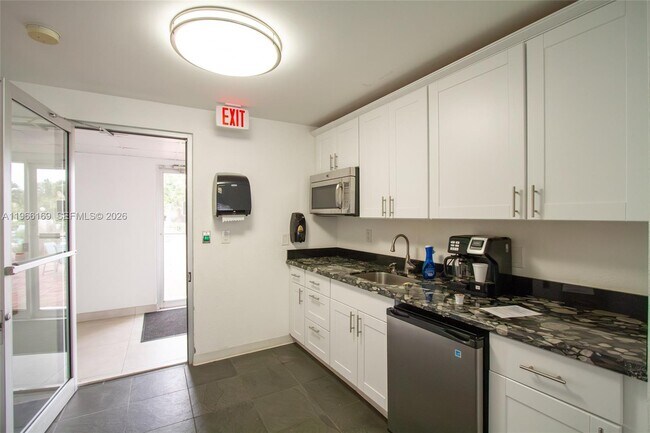 Building Photo - 401 Golden Isles Dr