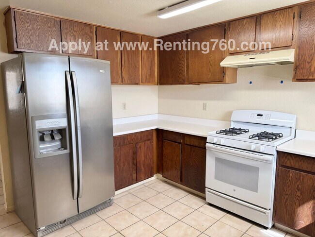 Building Photo - Spacious 2 Bed 1 Bath Home With Indoor Lau...
